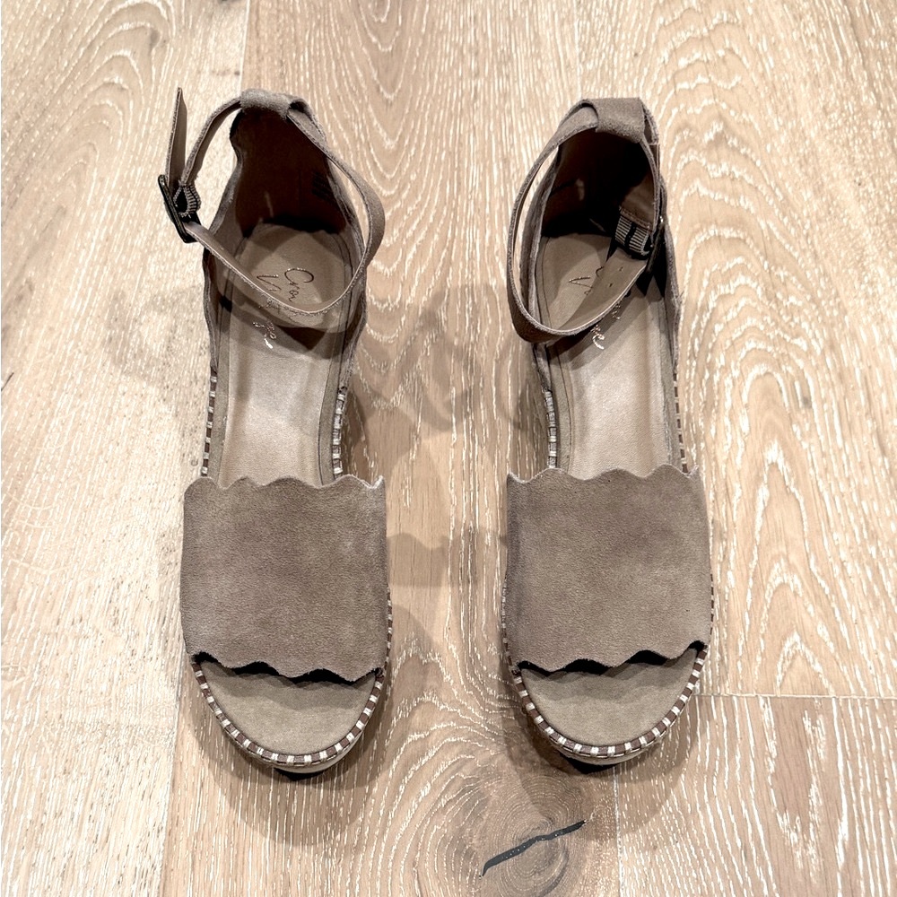 Final/Firm Price. NWOB Crown Vintage Daffodil
Espadrille Wedge Sandal, Size 7.5 - Picture 2 of 7